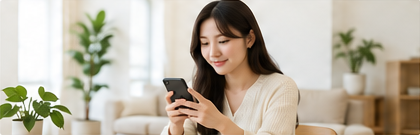 휴대전화로 견적 내용을 확인하는 고객